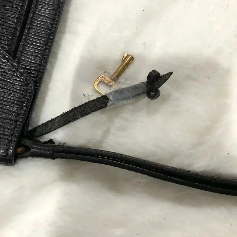 Louis Vuitton Epi Envelope Bag with working key - Picture 11 of 14